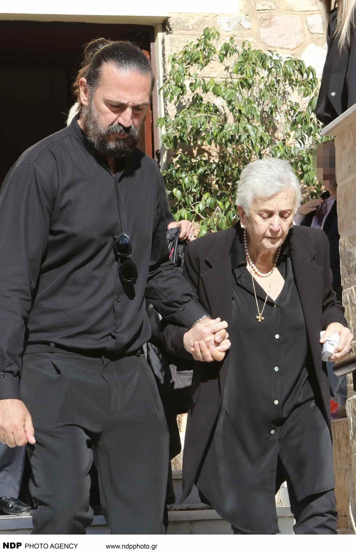 Μαζωνάκης: Δάκρυσαν οι γονείς του μετά το μνημόσυνο – Συγκινημένοι έξω από τον ναό στη Νίκαια (Φωτογραφίες) 12 Κλειώ Μαζωνάκη
