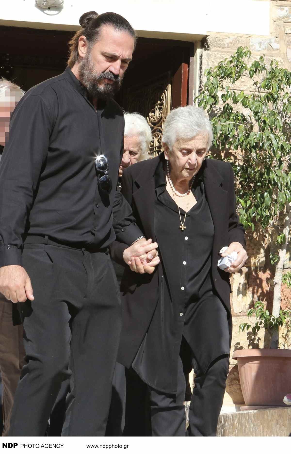Μαζωνάκης: Δάκρυσαν οι γονείς του μετά το μνημόσυνο – Συγκινημένοι έξω από τον ναό στη Νίκαια (Φωτογραφίες) 13 Κλειώ Μαζωνάκη