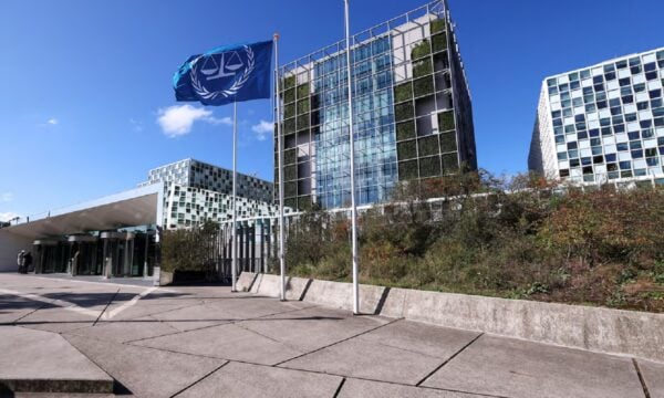ΗΠΑ: Ο Τραμπ επιβάλλει κυρώσεις στο Διεθνές Ποινικό Δικαστήριο την ημέρα της βράβευσης της Νάβι Πιλάι με Νόμπελ Ειρήνης