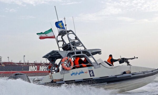 IRGC: Μην ακούτε τις ανοησίες της CENTCOM, ελέγχουμε τα Στενά του Ορμούζ – Φωτιά σε δεξαμενόπλοια που χτύπησαν νάρκες