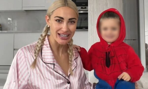 Ιωάννα Τούνη: Ο 3χρονος Πάρης εντυπωσίασε με στολή Spider-Man – «Καλημέρα συμπεθέρες», είπε στην κάμερα