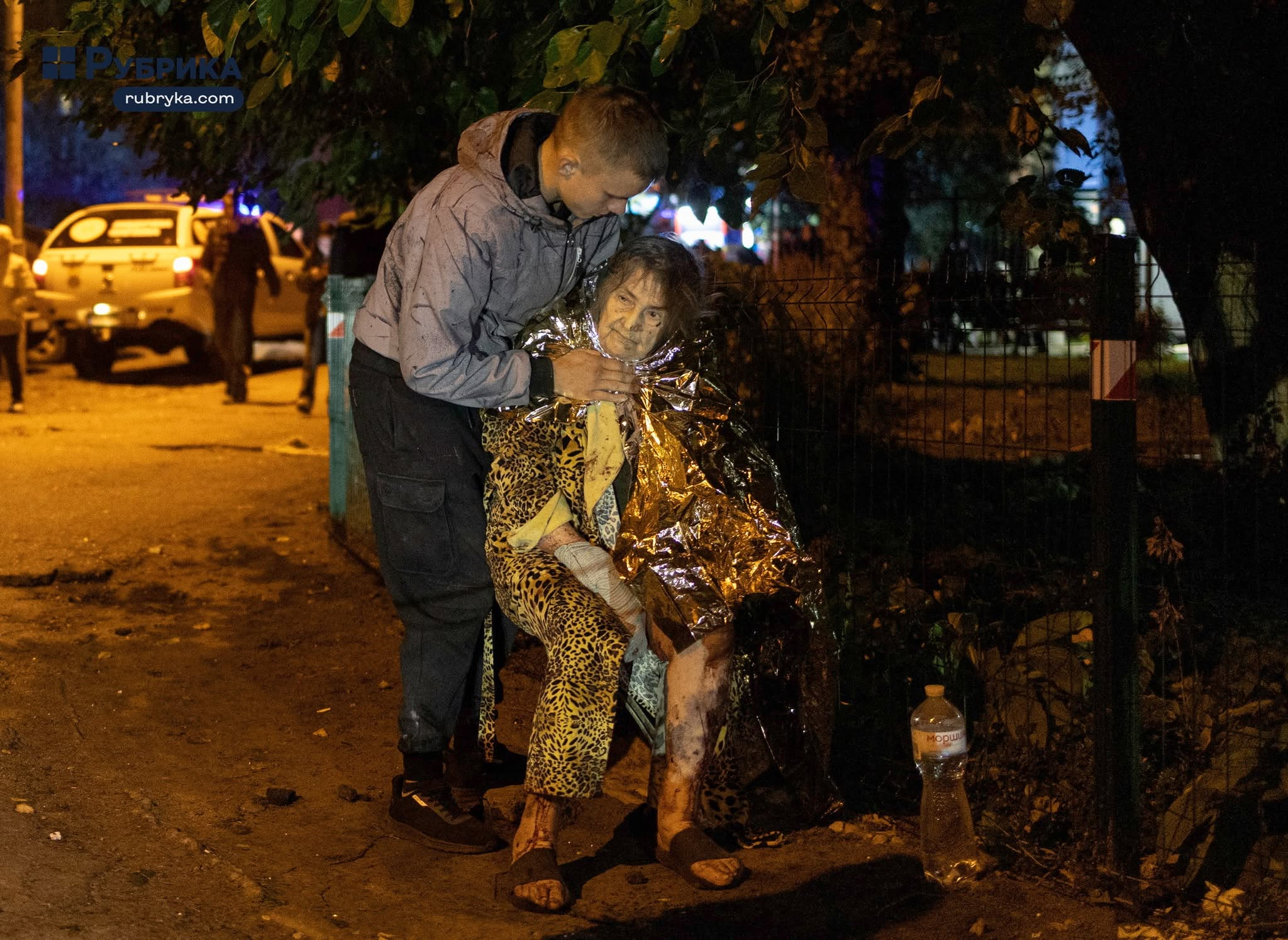 Ουκρανία: Περιορισμοί στο Starshield και ρωσικό σφυροκόπημα κάνουν αφόρητη την καθημερινότητα των αμάχων 15 Τραυματισμένη ηλικιωμένη γυναίκα, τυλιγμένη με ισοθερμική κουβέρτα, δέχεται βοήθεια από νεαρό άνδρα μετά τη ρωσική επίθεση στο Κίεβο της Ουκρανίας, την Τρίτη (13/10). (Πηγή: Rubryka / Nick Tymchenko)