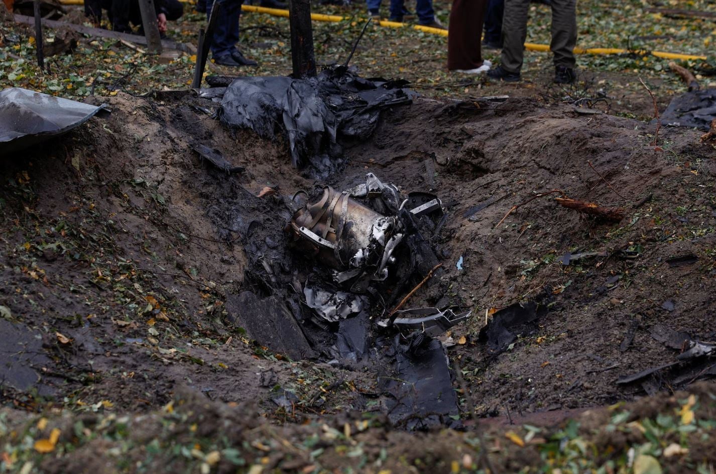 Συντρίμμια μη επανδρωμένου αεροσκάφους (drone) στο Κίεβο της Ουκρανίας, την Πέμπτη (15/10), εν μέσω των συνεχιζόμενων ρωσικών επιθέσεων στην πρωτεύουσα. (Φωτογραφία: Valentyn Ogirenko/Reuters)