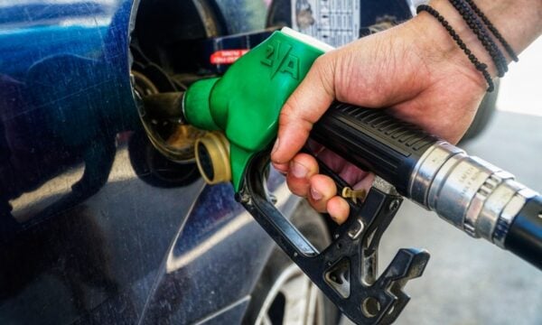 Βενζίνη στα 0,60 ευρώ πουλάει 37χρονος εκατομμυριούχος και παραλύει ολόκληρη πόλη