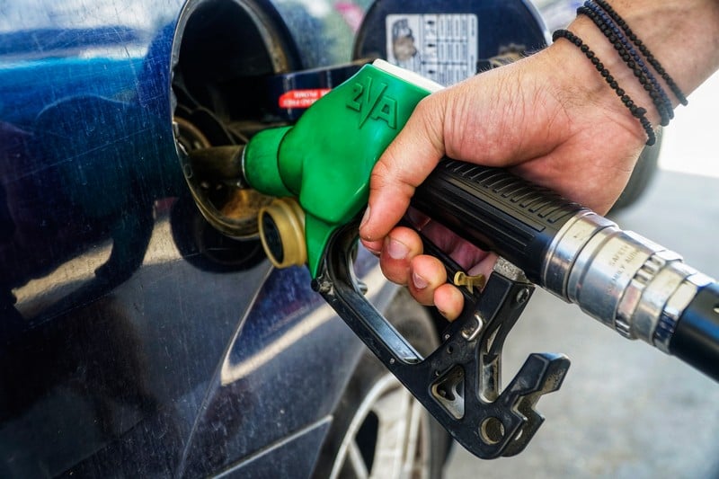 Βενζίνη στα 0,60 ευρώ πουλάει 37χρονος εκατομμυριούχος και παραλύει ολόκληρη πόλη