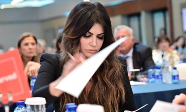 Κίμπερλι Γκίλφοϊλ: Ετοιμάζει βιβλίο φωτιά για τον Τραμπ μετά την αποπομπή της – «Βόμβα» και τρόμος στον Λευκό Οίκο