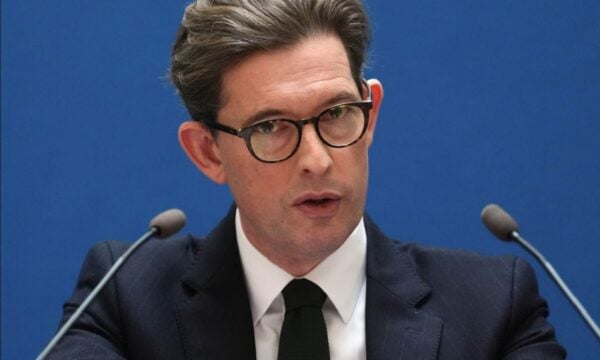 MI5: Προειδοποίηση για την Τεχνητή Νοημοσύνη και τα βιολογικά όπλα – «Μπορεί να αλλάξει δραματικά τα δεδομένα»