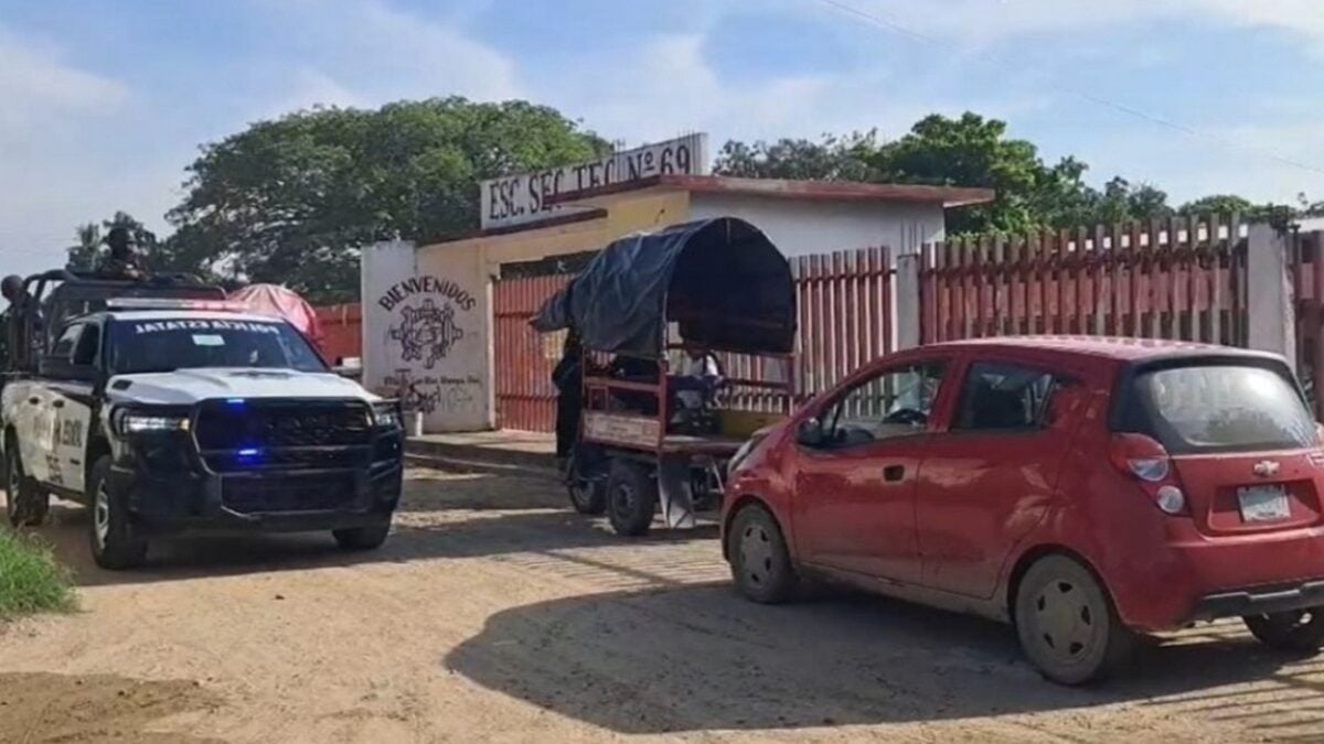 Μεξικό: Ένοπλοι εισέβαλαν σε σχολείο και σκότωσαν 44χρονο καθηγητή μπροστά στους μαθητές 1 Μεξικό: Ένοπλοι εισέβαλαν σε σχολείο και σκότωσαν 44χρονο καθηγητή μπροστά στους μαθητές