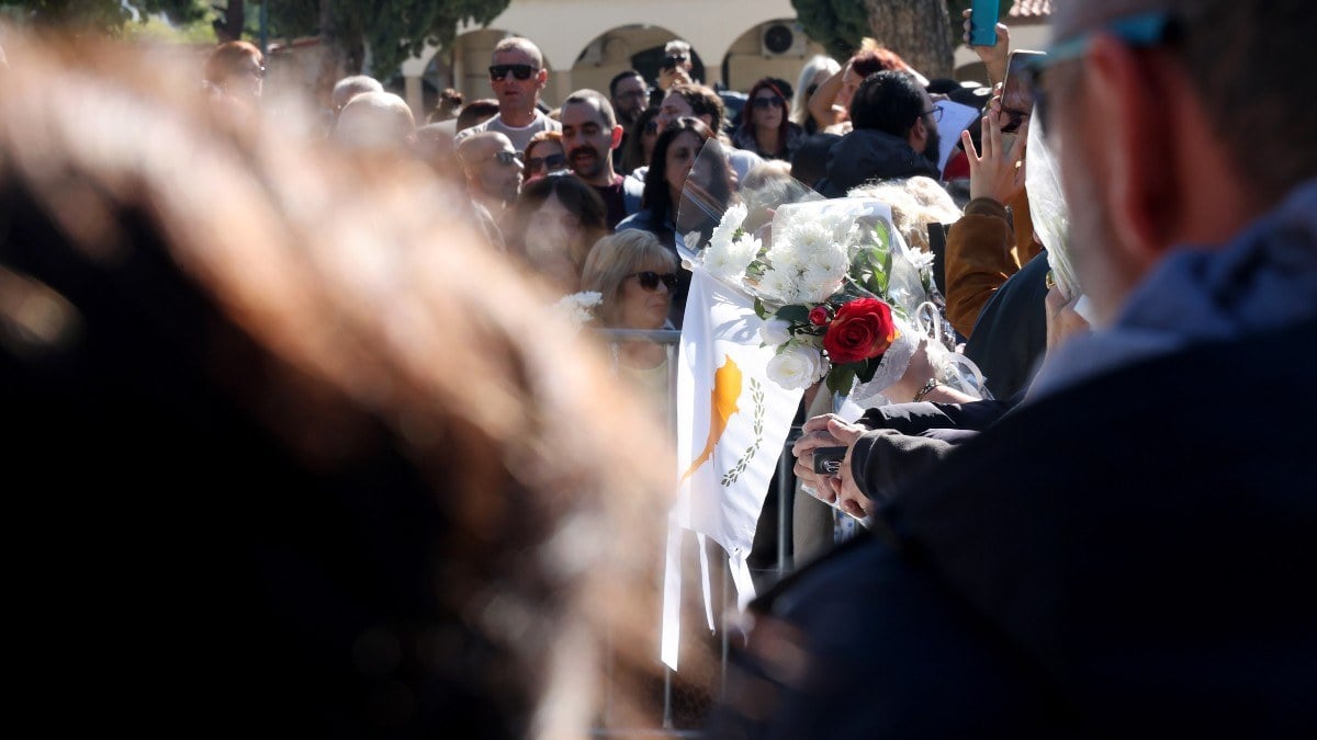 Γιώργος Μαζωνάκης: Απομάκρυναν θαυμαστές στο 40ήμερο μνημόσυνο – Πέταξαν λουλούδια και γράμματα που είχαν αφήσει για τον τραγουδιστή 8 Μνημόσυνο Γιώργου Μαζωνάκη