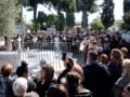 Γιώργος Μαζωνάκης: Απομάκρυναν θαυμαστές στο 40ήμερο μνημόσυνο – Πέταξαν λουλούδια και γράμματα που είχαν αφήσει για τον τραγουδιστή