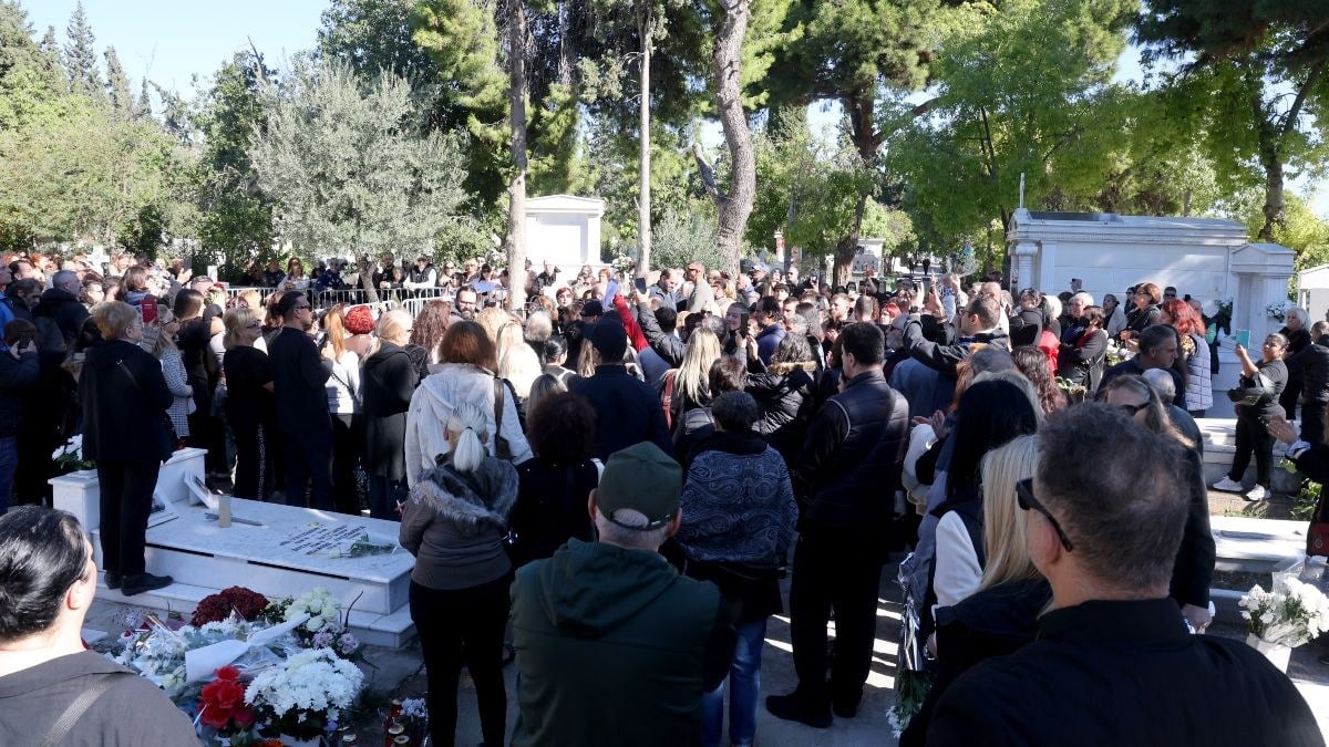 Γιώργος Μαζωνάκης: Απομάκρυναν θαυμαστές στο 40ήμερο μνημόσυνο – Πέταξαν λουλούδια και γράμματα που είχαν αφήσει για τον τραγουδιστή 9 Μνημόσυνο Γιώργου Μαζωνάκη