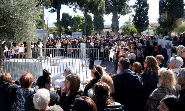Γιώργος Μαζωνάκης: Απομάκρυναν θαυμαστές στο 40ήμερο μνημόσυνο – Πέταξαν λουλούδια και γράμματα που είχαν αφήσει για τον τραγουδιστή