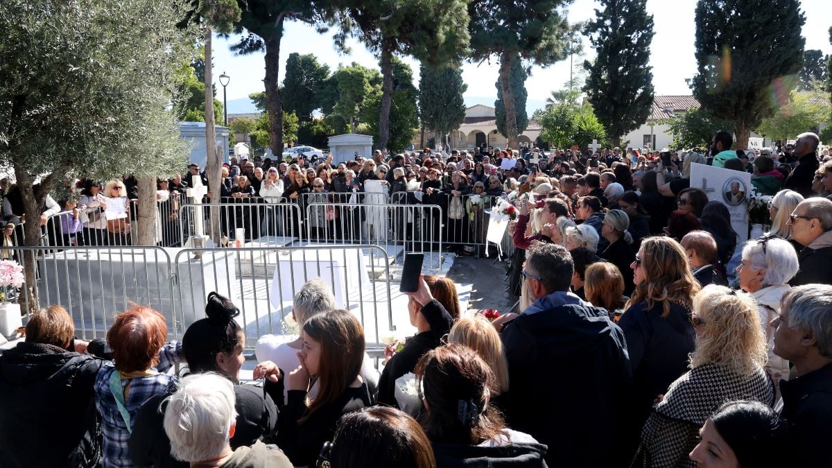 Γιώργος Μαζωνάκης: Απομάκρυναν θαυμαστές στο 40ήμερο μνημόσυνο – Πέταξαν λουλούδια και γράμματα που είχαν αφήσει για τον τραγουδιστή 3 Γιώργος Μαζωνάκης: Απομάκρυναν θαυμαστές στο 40ήμερο μνημόσυνο – Πέταξαν λουλούδια και γράμματα που είχαν αφήσει για τον τραγουδιστή