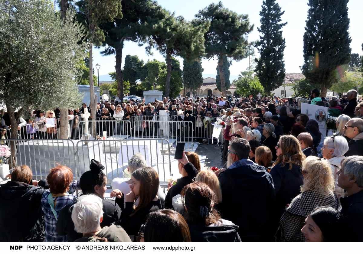 Μαζωνάκης: Σπαραγμός στο μνήμα του – Οι γονείς του λύγισαν, με λευκά μπαλόνια και τραγούδια στο τρισάγιο (Φωτογραφίες – Βίντεο) 15 Μαζωνάκης: Σπαραγμός στο μνήμα του – «Λύγισαν» οι γονείς του, λευκά μπαλόνια και τραγούδια στο τρισάγιο (Φωτογραφίες - Βίντεο)
