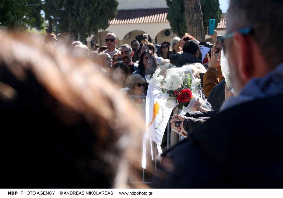 Μαζωνάκης: Σπαραγμός στο μνήμα του – Οι γονείς του λύγισαν, με λευκά μπαλόνια και τραγούδια στο τρισάγιο (Φωτογραφίες – Βίντεο) 16 Τρισάγιο Μαζωνάκη