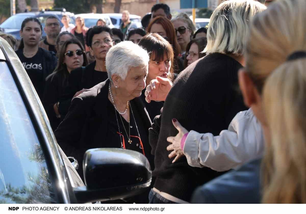 Μαζωνάκης: Σπαραγμός στο μνήμα του – Οι γονείς του λύγισαν, με λευκά μπαλόνια και τραγούδια στο τρισάγιο (Φωτογραφίες – Βίντεο) 19 Τρισάγιο Μαζωνάκη