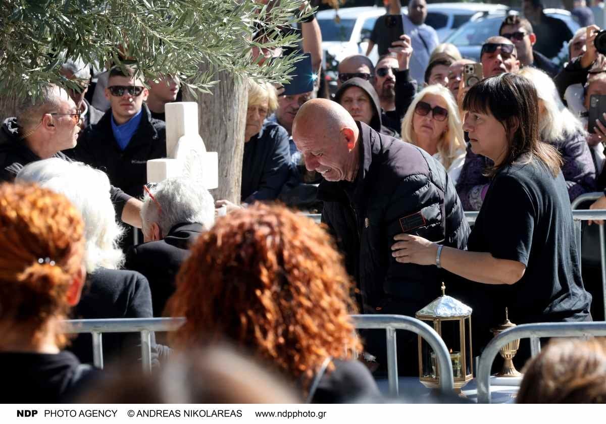 Μαζωνάκης: Σπαραγμός στο μνήμα του – Οι γονείς του λύγισαν, με λευκά μπαλόνια και τραγούδια στο τρισάγιο (Φωτογραφίες – Βίντεο) 17 Τρισάγιο Μαζωνάκη