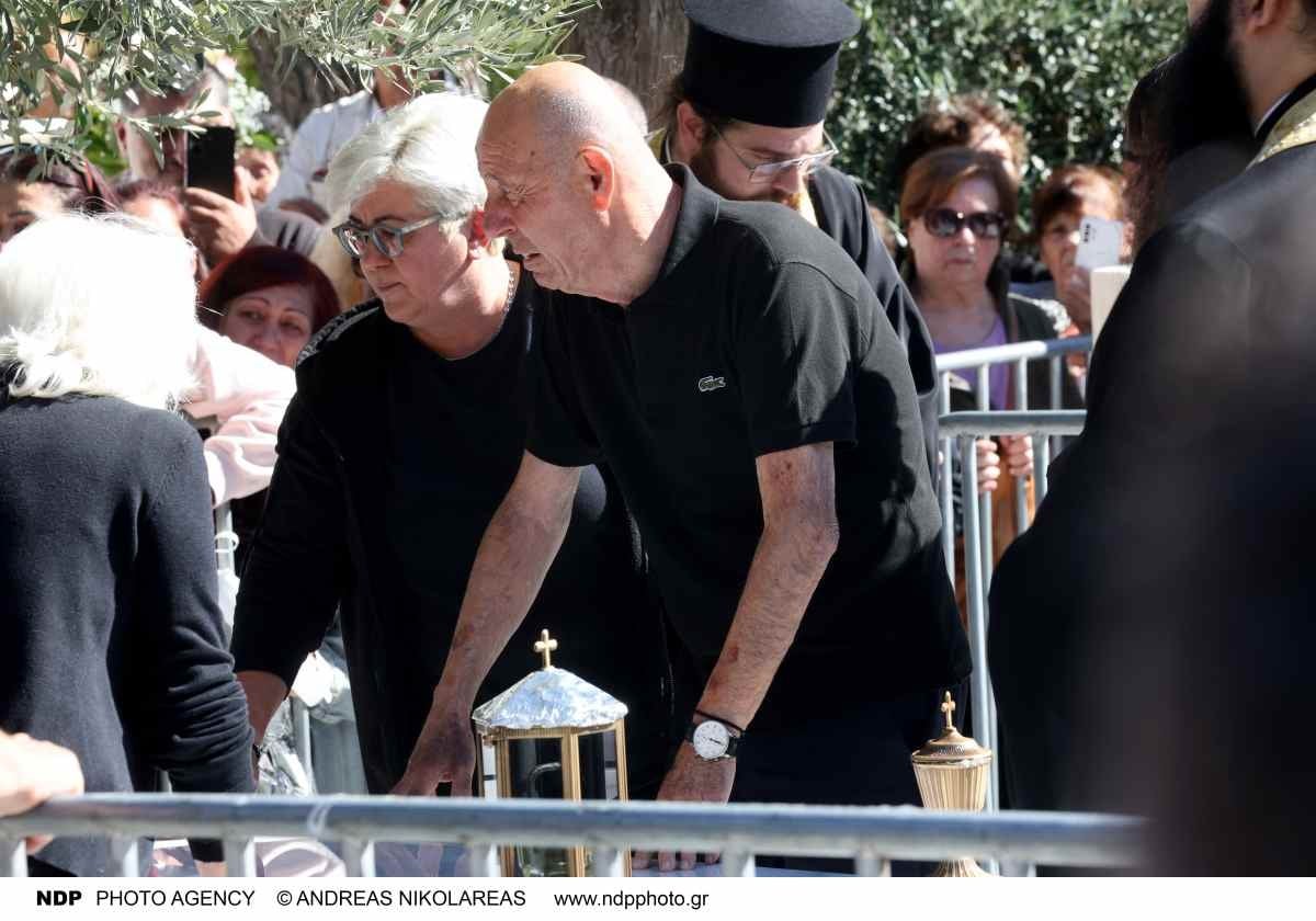 Μαζωνάκης: Σπαραγμός στο μνήμα του – Οι γονείς του λύγισαν, με λευκά μπαλόνια και τραγούδια στο τρισάγιο (Φωτογραφίες – Βίντεο) 23 Τρισάγιο Μαζωνάκη