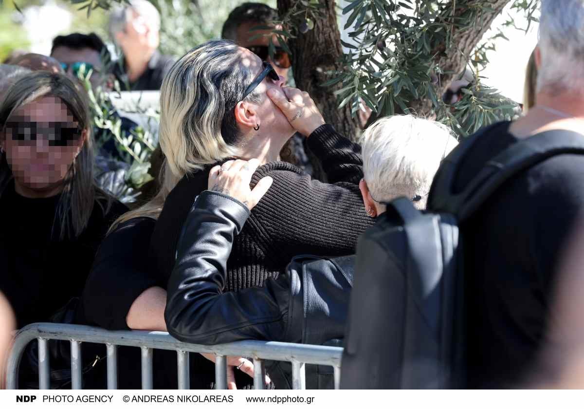 Μαζωνάκης: Σπαραγμός στο μνήμα του – Οι γονείς του λύγισαν, με λευκά μπαλόνια και τραγούδια στο τρισάγιο (Φωτογραφίες – Βίντεο) 22 Τρισάγιο Μαζωνάκη