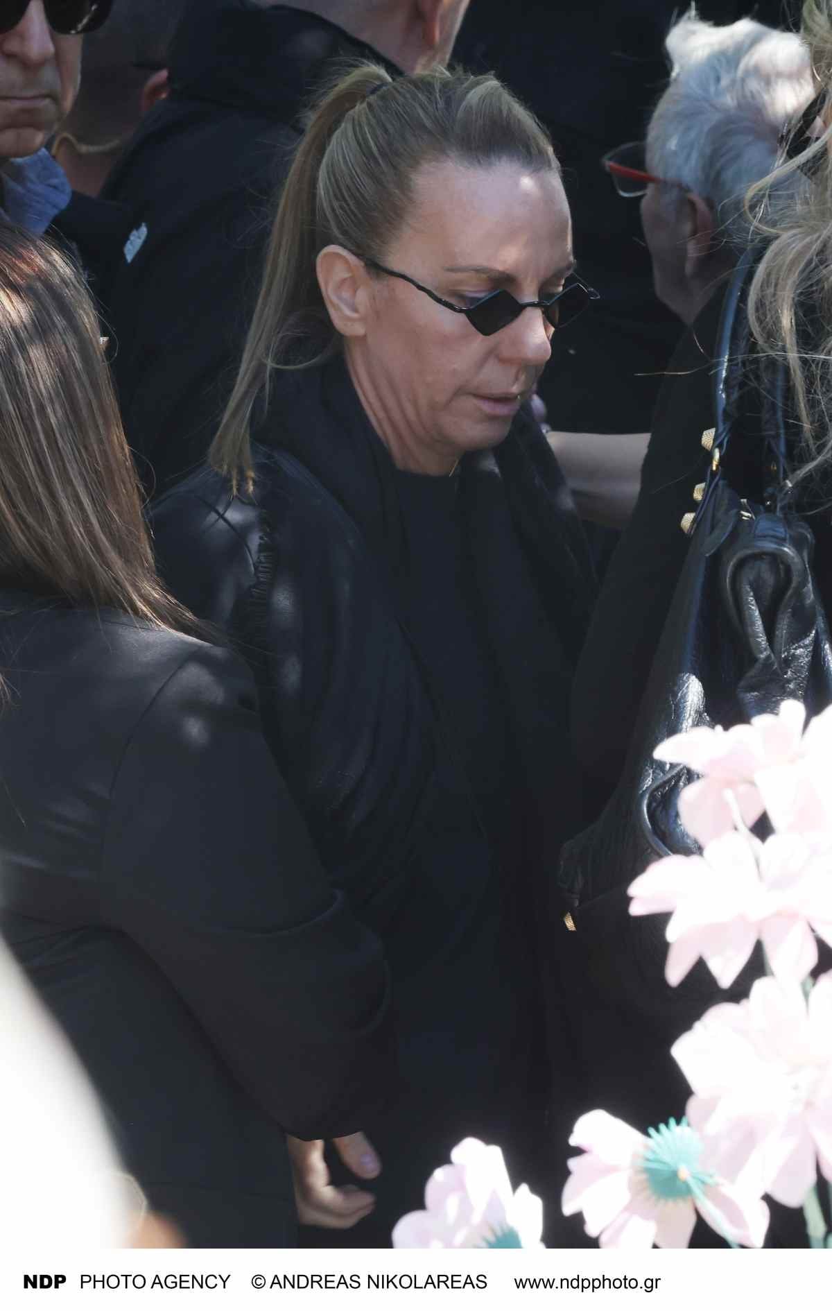 Μαζωνάκης: Σπαραγμός στο μνήμα του – Οι γονείς του λύγισαν, με λευκά μπαλόνια και τραγούδια στο τρισάγιο (Φωτογραφίες – Βίντεο) 21 Τρισάγιο Μαζωνάκη