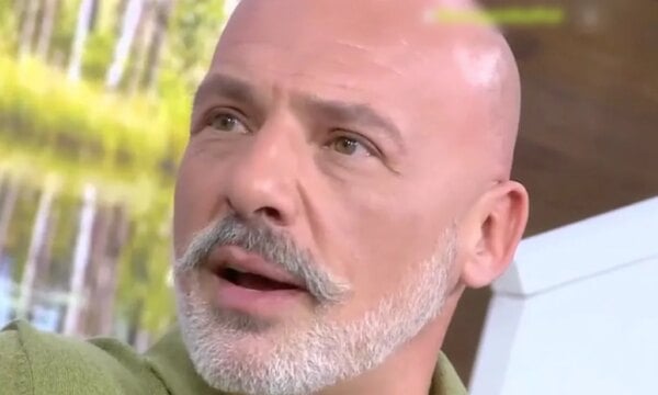 Νίκος Μουτσινάς: «Είναι ντροπή, δεν ξαναέρχομαι, δεν με έχουν ξεφτιλίσει χειρότερα» – Η απάντησή του για τον σύντροφό του