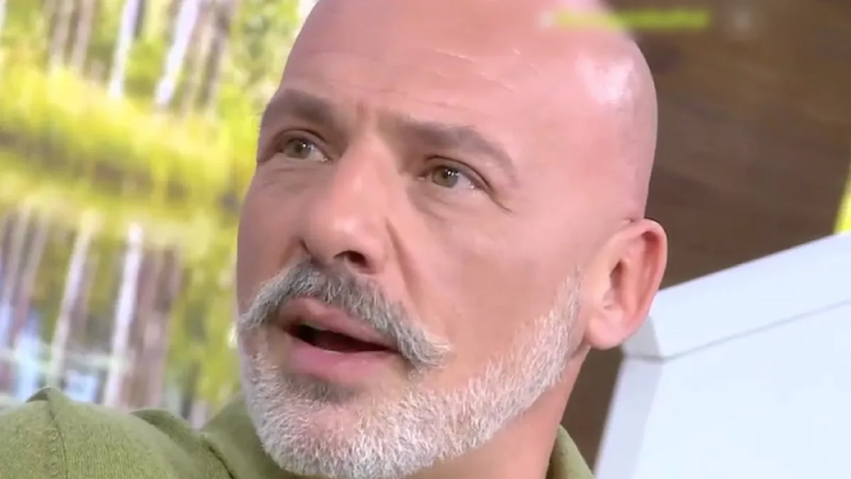 Νίκος Μουτσινάς: «Είναι ντροπή, δεν ξαναέρχομαι, δεν με έχουν ξεφτιλίσει χειρότερα» – Η απάντησή του για τον σύντροφό του