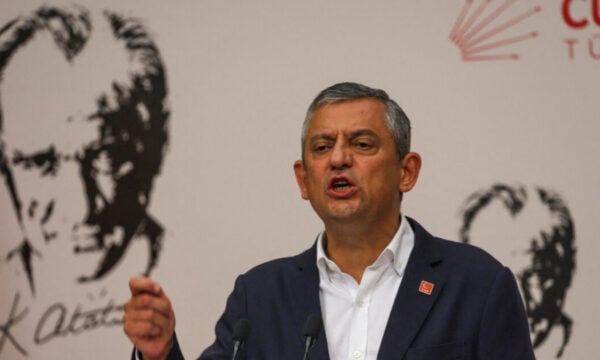 Οζγκιούρ Οζέλ: Πυρά κατά της κυβέρνησης Ερντογάν για «όσα έχει καταφέρει η Ελλάδα απέναντί τους»