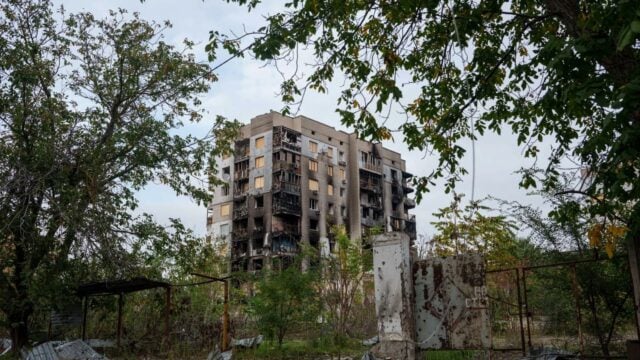 Ουκρανία: 25 λεωφορεία απομακρύνουν κατοίκους από το κατεχόμενο Ολέσκι – «Ζούσαμε με ένα φλιτζάνι ρύζι την ημέρα»