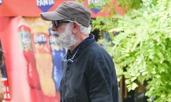 Πέτρος Φιλιππίδης: Επέστρεψε στο σπίτι που είχε καταστραφεί από τη φωτιά και χαμογελά ξανά