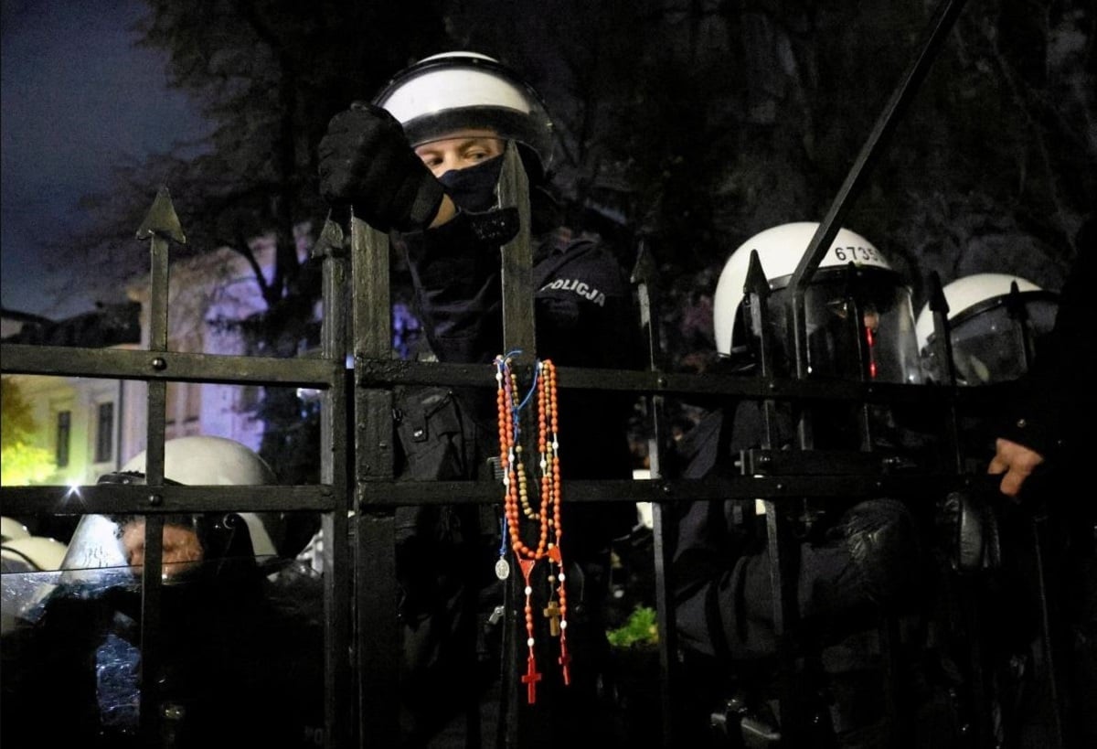 Πολωνία: Πολιτική κρίση μετά την επέμβαση της αστυνομίας στο Συνταγματικό Δικαστήριο – Έκτακτη σύσκεψη του προέδρου με τα κόμματα 7 Ισχυρές αστυνομικές δυνάμεις παρατεταγμένες πίσω από τα μεταλλικά κιγκλιδώματα του Συνταγματικού Δικαστηρίου στη Βαρσοβία, εν μέσω της πολιτικής και θεσμικής κρίσης. Φωτογραφία: Sławomir Kamiński / Agencja Wyborcza.pl