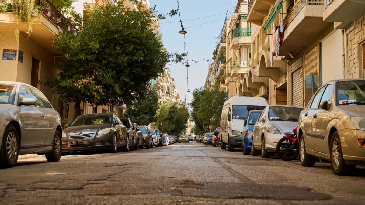 Στάθμευση αυτοκινήτου: Πόσο μακριά από το πεζοδρόμιο επιτρέπεται – Αφαίρεση διπλώματος για 60 ημέρες και πρόστιμο 350 ευρώ 1 Στάθμευση αυτοκινήτου: Πόσο μακριά από το πεζοδρόμιο επιτρέπεται – Αφαίρεση διπλώματος για 60 ημέρες και πρόστιμο 350 ευρώ