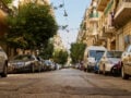 Στάθμευση αυτοκινήτου: Πόσο μακριά από το πεζοδρόμιο επιτρέπεται – Αφαίρεση διπλώματος για 60 ημέρες και πρόστιμο 350 ευρώ