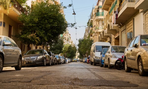 Στάθμευση αυτοκινήτου: Πόσο μακριά από το πεζοδρόμιο επιτρέπεται – Αφαίρεση διπλώματος για 60 ημέρες και πρόστιμο 350 ευρώ