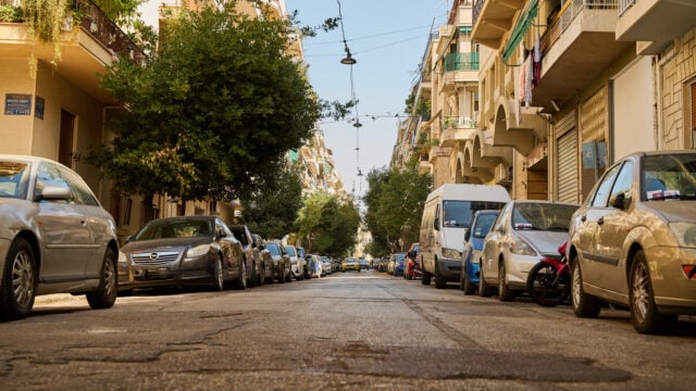 Στάθμευση αυτοκινήτου: Πόσο μακριά από το πεζοδρόμιο επιτρέπεται – Αφαίρεση διπλώματος για 60 ημέρες και πρόστιμο 350 ευρώ