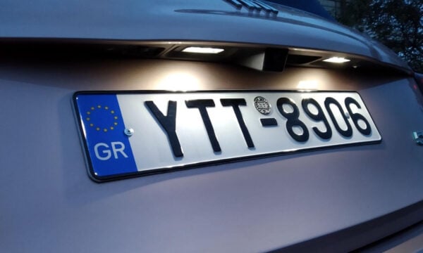Πινακίδες αυτοκινήτου: Πρόστιμο 350 ευρώ και αφαίρεση διπλώματος για έναν μήνα – Τι πρέπει να προσέχουν οι οδηγοί