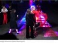 Βρετανικό Μουσείο: Διαμαρτυρίες για τα Γλυπτά του Παρθενώνα στον φιλανθρωπικό χορό στο Λονδίνο – Το φόρεμα ακτιβίστριας με σύνθημα για την επιστροφή τους