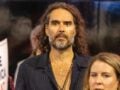 Ράσελ Μπραντ: Κατηγορείται για βιασμό – Η μαρτυρία γυναίκας για τη νύχτα του 1999 και η φράση «Μου έλεγε να μάθω να το απολαμβάνω»