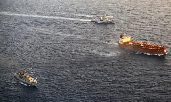 ΗΠΑ: Ο Τραμπ εξετάζει να χαλαρώσει κυρώσεις σε πλοία του «σκιώδους στόλου» – Στόχος να μειωθούν οι ναύλοι πετρελαίου