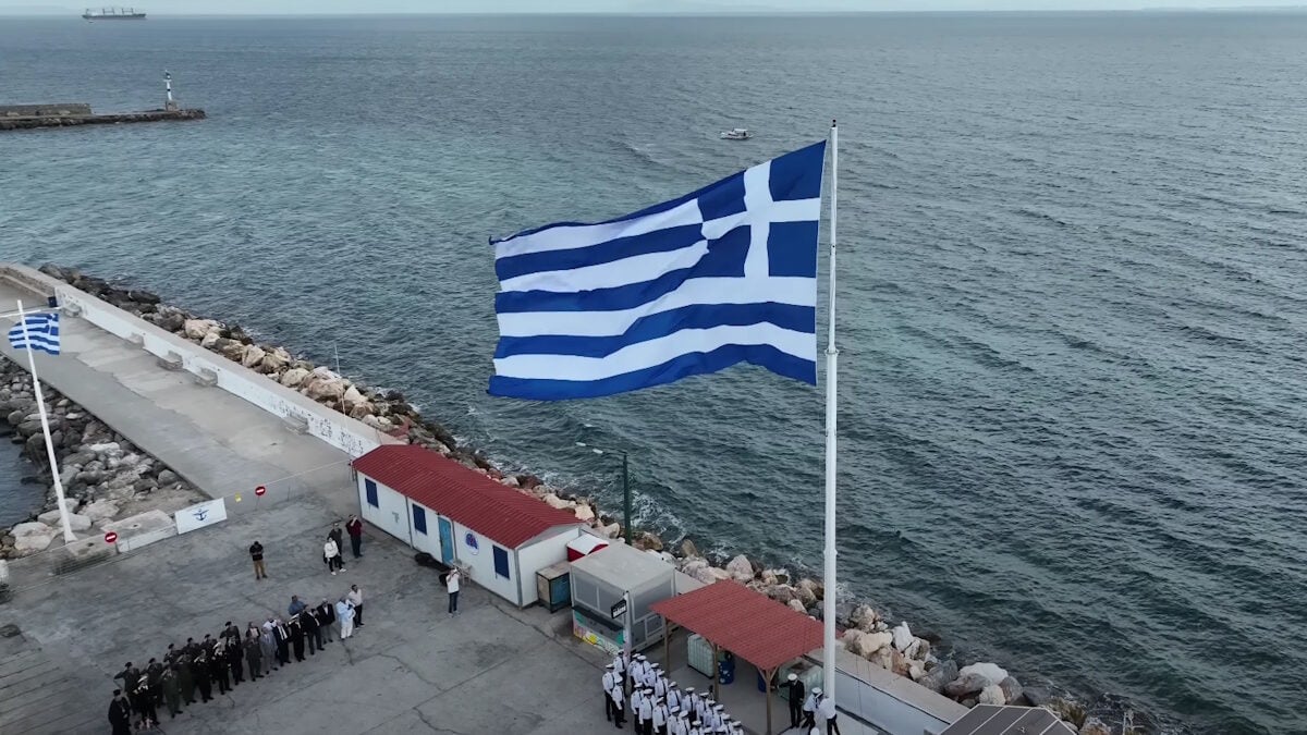 Στο λιμάνι της Χίου υψώθηκε και φέτος η μεγάλη σημαία για την 28η Οκτωβρίου 4 Στο λιμάνι της Χίου υψώθηκε και φέτος η μεγάλη σημαία για την 28η Οκτωβρίου