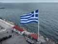 Στο λιμάνι της Χίου υψώθηκε και φέτος η μεγάλη σημαία για την 28η Οκτωβρίου