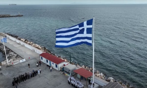 Στο λιμάνι της Χίου υψώθηκε και φέτος η μεγάλη σημαία για την 28η Οκτωβρίου