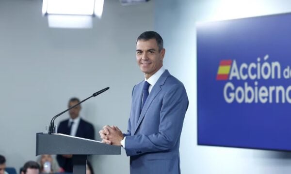 Ισπανία: Ο Σάντσεθ υπέγραψε δύο διατάγματα κατά των εξώσεων στα πρότυπα της πρότασης Μαρίμεν