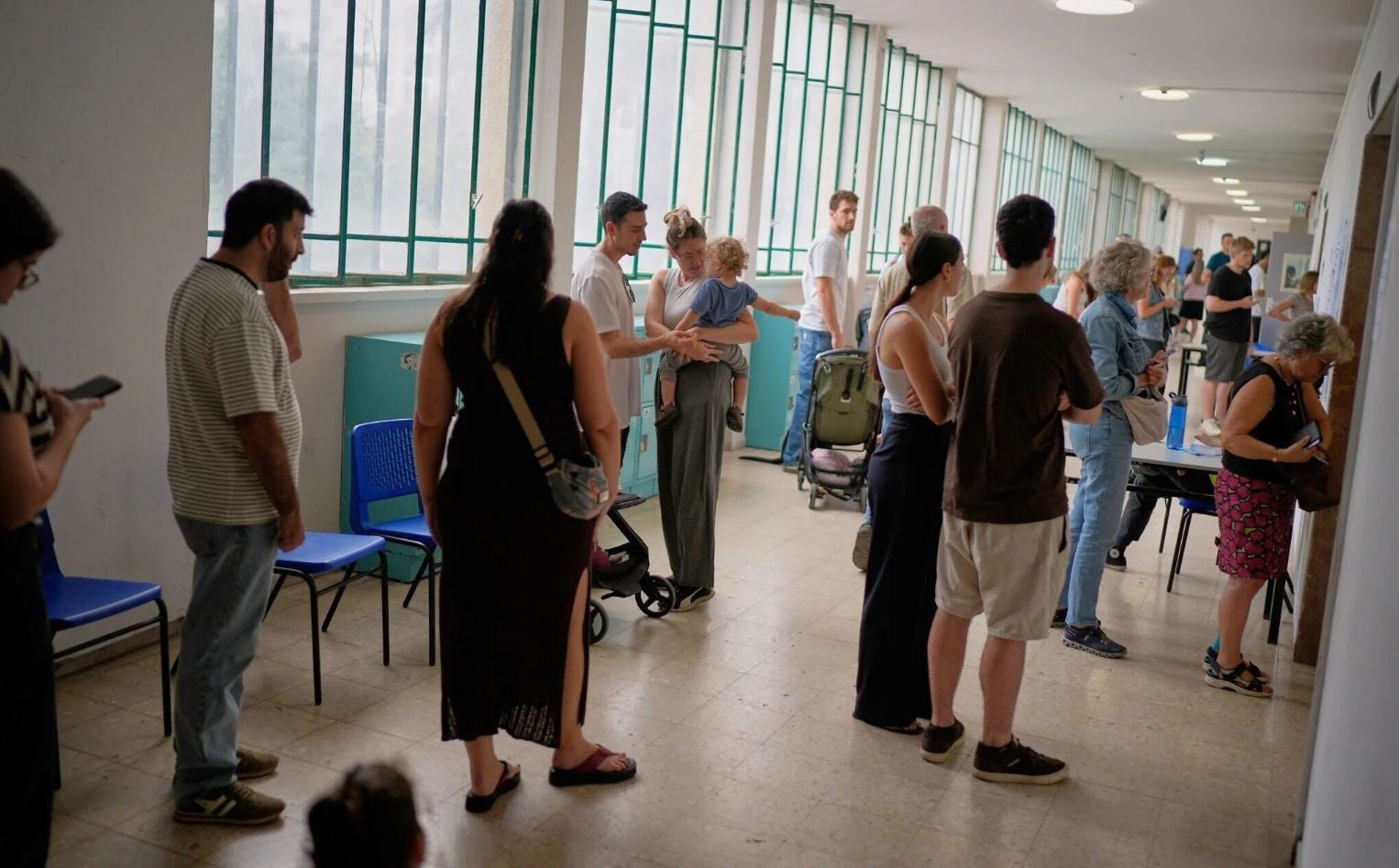 Εκλογές στο Ισραήλ: Επεισόδια και καταγγελίες για παρατυπίες στην κρίσιμη αναμέτρηση – Η μάχη του Νετανιάχου για την εξουσία και οι 61 έδρες 7 Ψηφοφόροι περιμένουν στην ουρά για να ασκήσουν το εκλογικό τους δικαίωμα σε σχολείο που λειτουργεί ως εκλογικό τμήμα στο Τελ Αβίβ, κατά τη διάρκεια των βουλευτικών εκλογών στο Ισραήλ, την Τρίτη 27 Οκτωβρίου 2026. Φωτογραφία: David Goldman / AP.