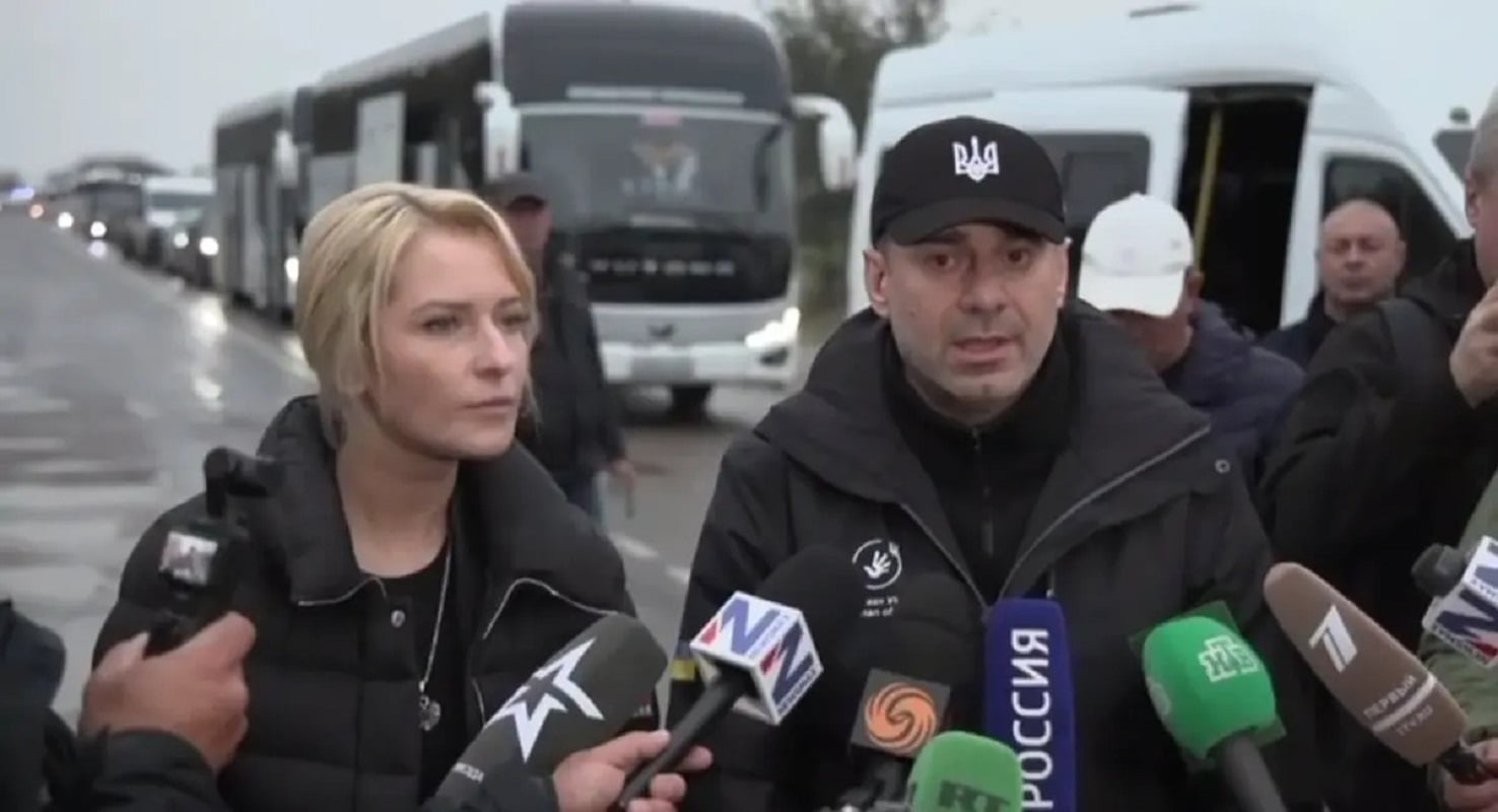 Ο Ουκρανός επίτροπος Ανθρωπίνων Δικαιωμάτων Ντμίτρο Λούμπινετς και η Ρωσίδα ομόλογός του Γιάνα Λαντράτοβα μπροστά από την αυτοκινητοπομπή εκκένωσης στο υπό ρωσική κατοχή Αρμιάνσκ της Κριμαίας, στις 30 Οκτωβρίου 2026. (Φωτογραφία: Ντμίτρο Λούμπινετς / Telegram)