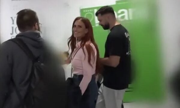 Σίσσυ Χρηστίδου: Η πρώτη κοινή εμφάνιση με τον σύντροφό της στο αεροδρόμιο – Η αντίδρασή τους στην κάμερα