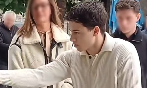Σταύρος Φλώρος: Κατέθεσε στεφάνι στη Μουσθένη και συγκίνησε στον εορτασμό της 28ης Οκτωβρίου
