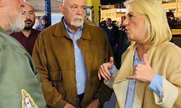 Ρένα Δούρου: Επίσκεψη στην Ιχθυόσκαλα Κερατσινίου για τα προβλήματα των αλιέων – Γιόρτασε εκεί τα γενέθλιά της