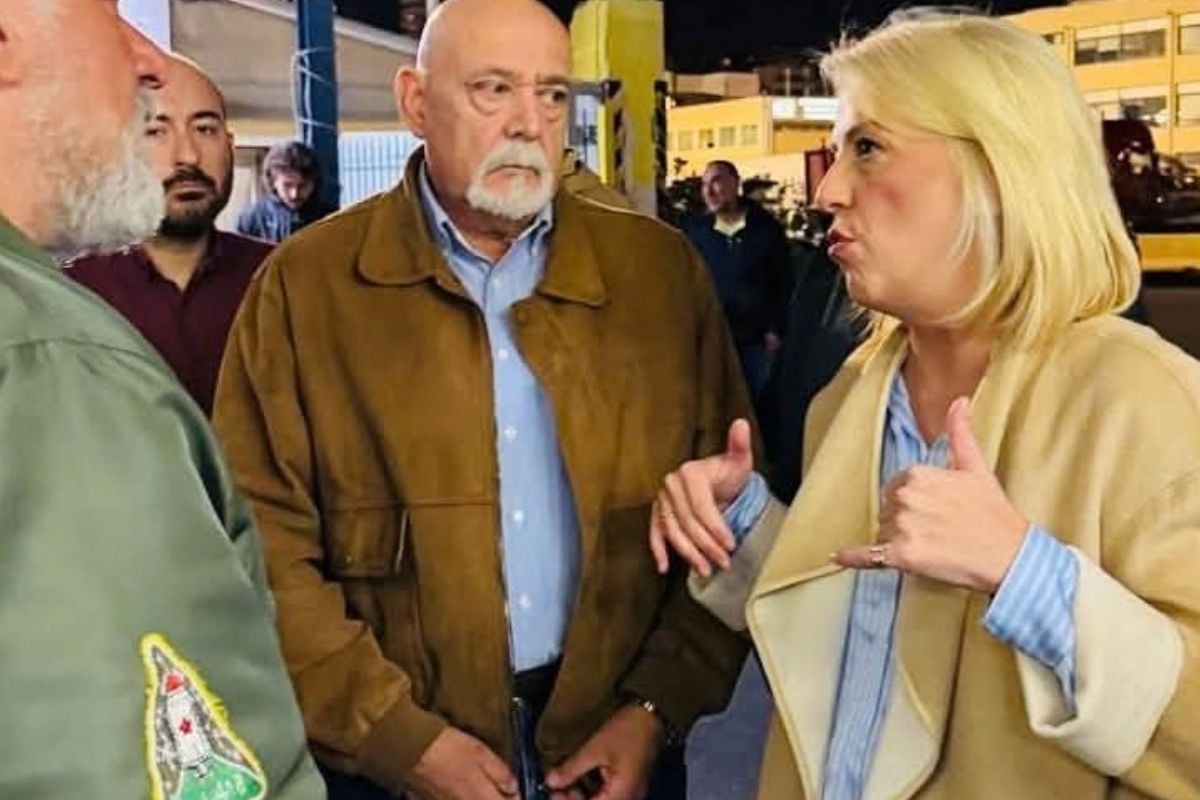 Ρένα Δούρου: Επίσκεψη στην Ιχθυόσκαλα Κερατσινίου για τα προβλήματα των αλιέων – Γιόρτασε εκεί τα γενέθλιά της
