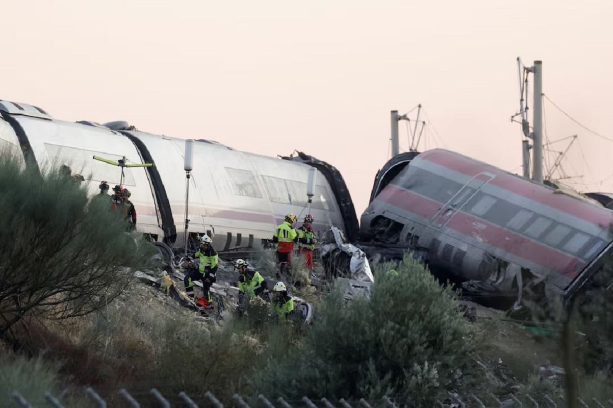 Σωστικά συνεργεία εργάζονται στο σημείο της σύγκρουσης των δύο συρμών, μεταξύ Μόρα και Οργκάθ, στην επαρχία Τολέδο της Ισπανίας, στις 28 Οκτωβρίου 2026. (Φωτογραφία: Reuters/Violeta Santos Moura)