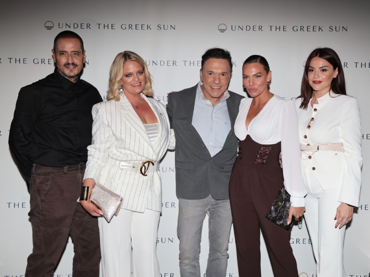 Στην Αθήνα η λαμπερή πρεμιέρα του Under The Greek Sun, με επώνυμες παρουσίες και ισχυρό κοινωνικό μήνυμα 18 Από αριστερά Νεκτάριος Σκαμνάκης, Carly Gianakas, Ποσειδώνας Γιαννόπουλος, Ιωάννα Μαλέσκου και Έλενα Τσούκα